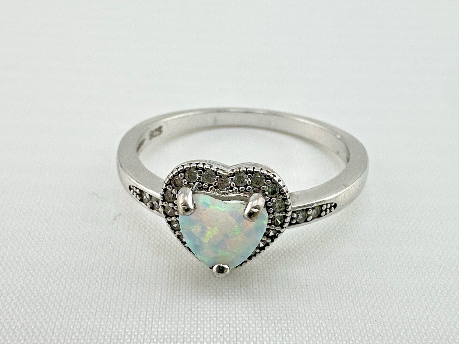 Vintage Sterling Silver Glowing Iridescent Center Heart Shaped Stone Ring Sz 8