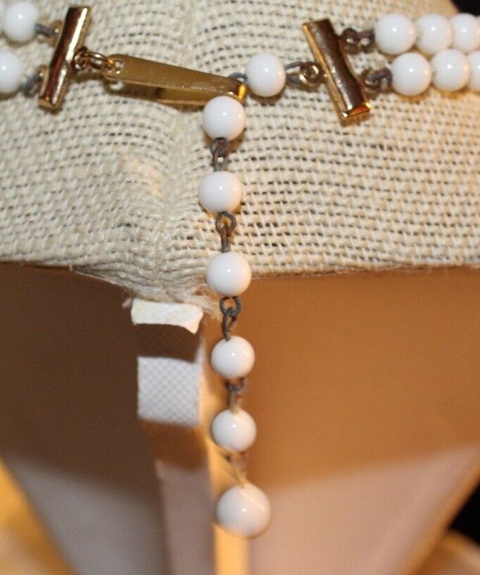 VTG WHITE GLASS CHOKER NECKLACE WITH CLUSTER FLOWER PENDANT+ EARRINGS GORGEOUS