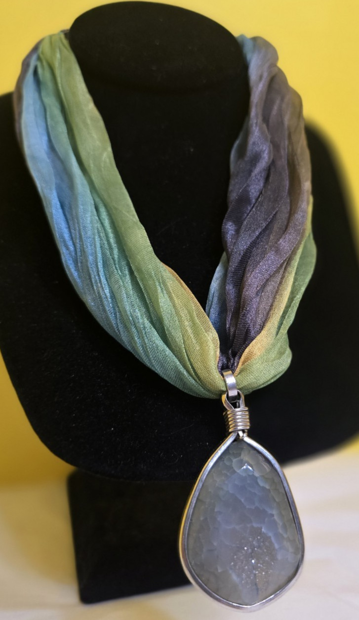 Vtg Bohemian style DRUZY AGATE GEODE PENDANT Scarf Necklace Adjustable closure