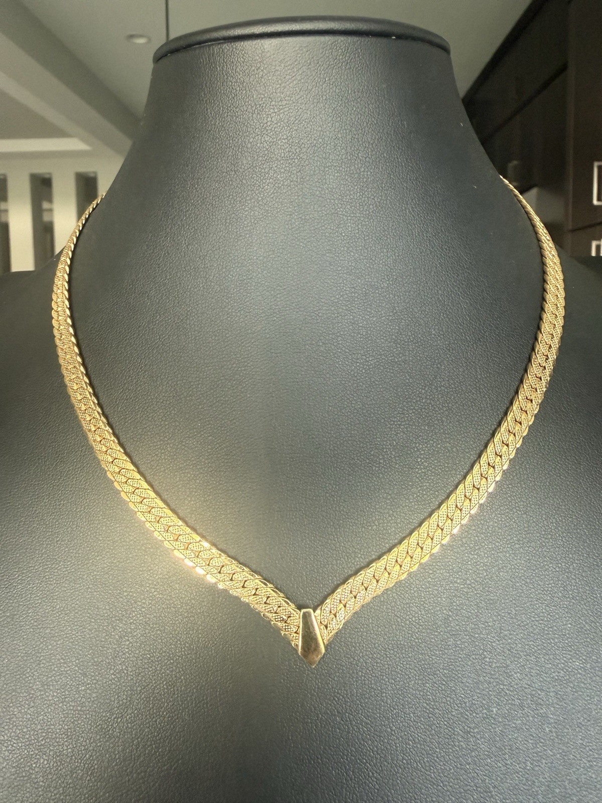 VTG. 1980’s SHINY GOLD TONE V DROP 6mm HERRINGBONE CHAIN NECKLACE 17.5”