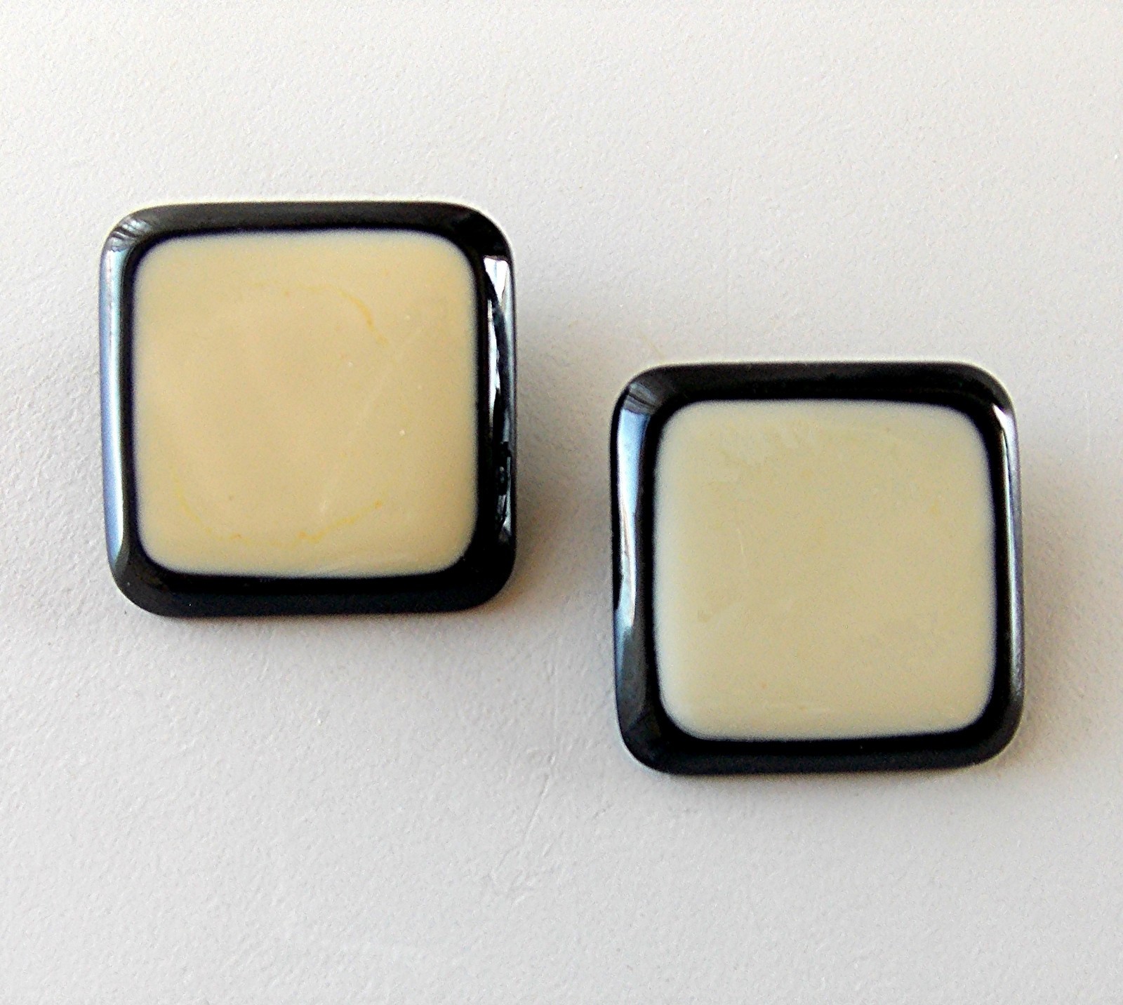 VINTAGE 1980’s SQUARE SHAPE BLACK & OFF-WHITE ENAMELED METAL CLIP-ON EARRINGS