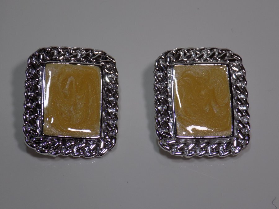A53-VINTAGE CLIP EARRINGS~SILVER TONE WITH SWIRL LT BUTTERSCOTCH COLOR~1″