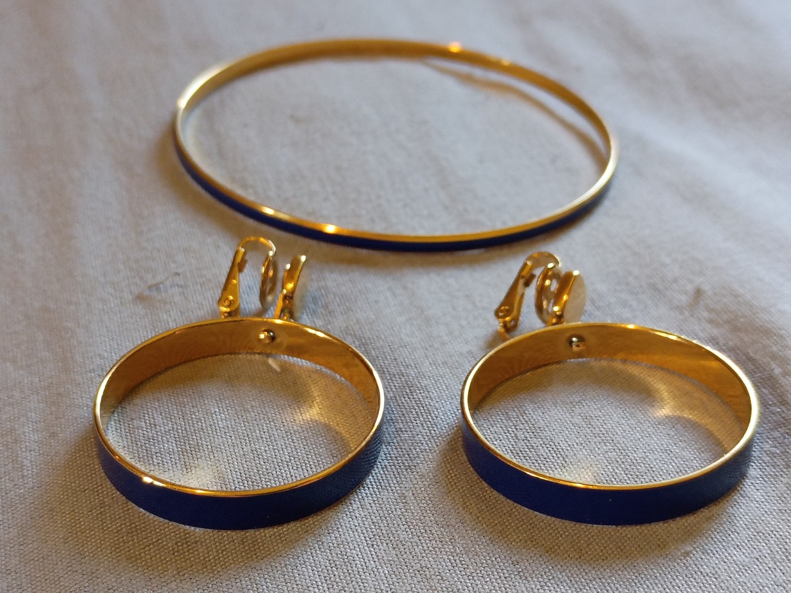 Vintage Crown Trifari Blue Violet Enamel Narrow Clip Earrings And Bracelet Set.