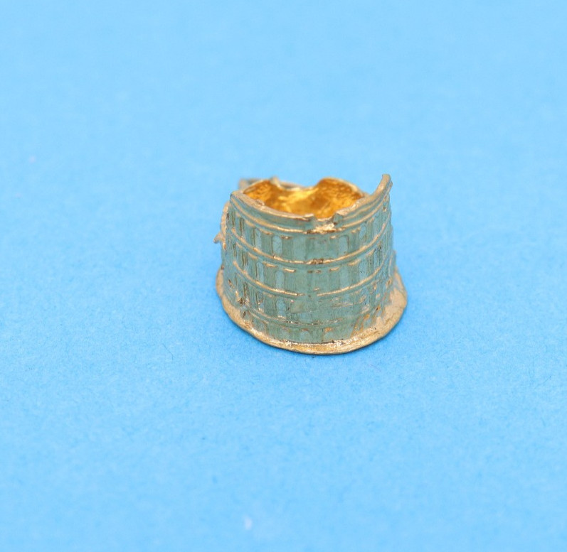 Vintage 18k Yellow Gold Roman Colosseum 3/4″ Pendant Charm
