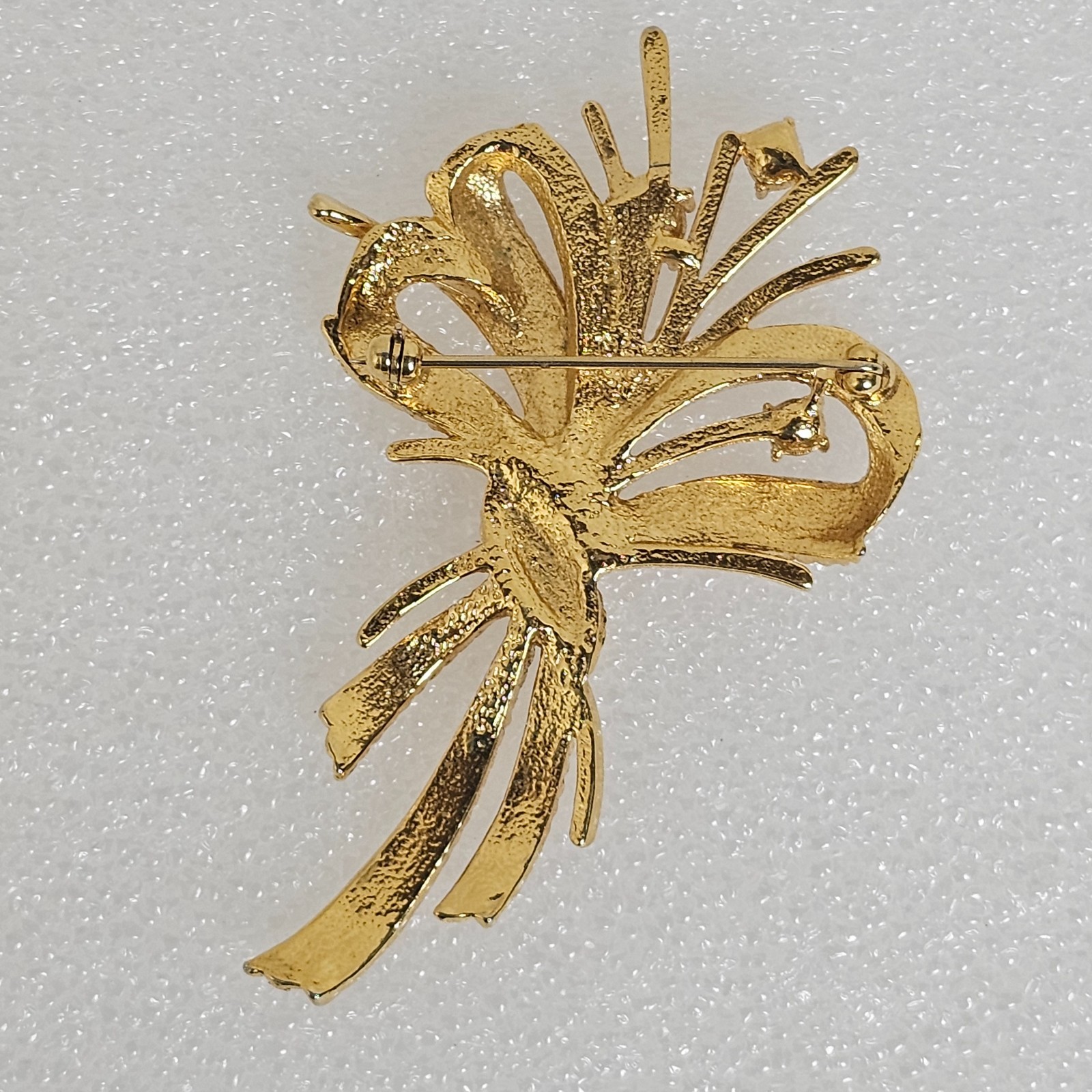 Vtg Gold Tone Textured Clear Crystal Rhinestone Brooch Pin Bouquet Ribbon Floral