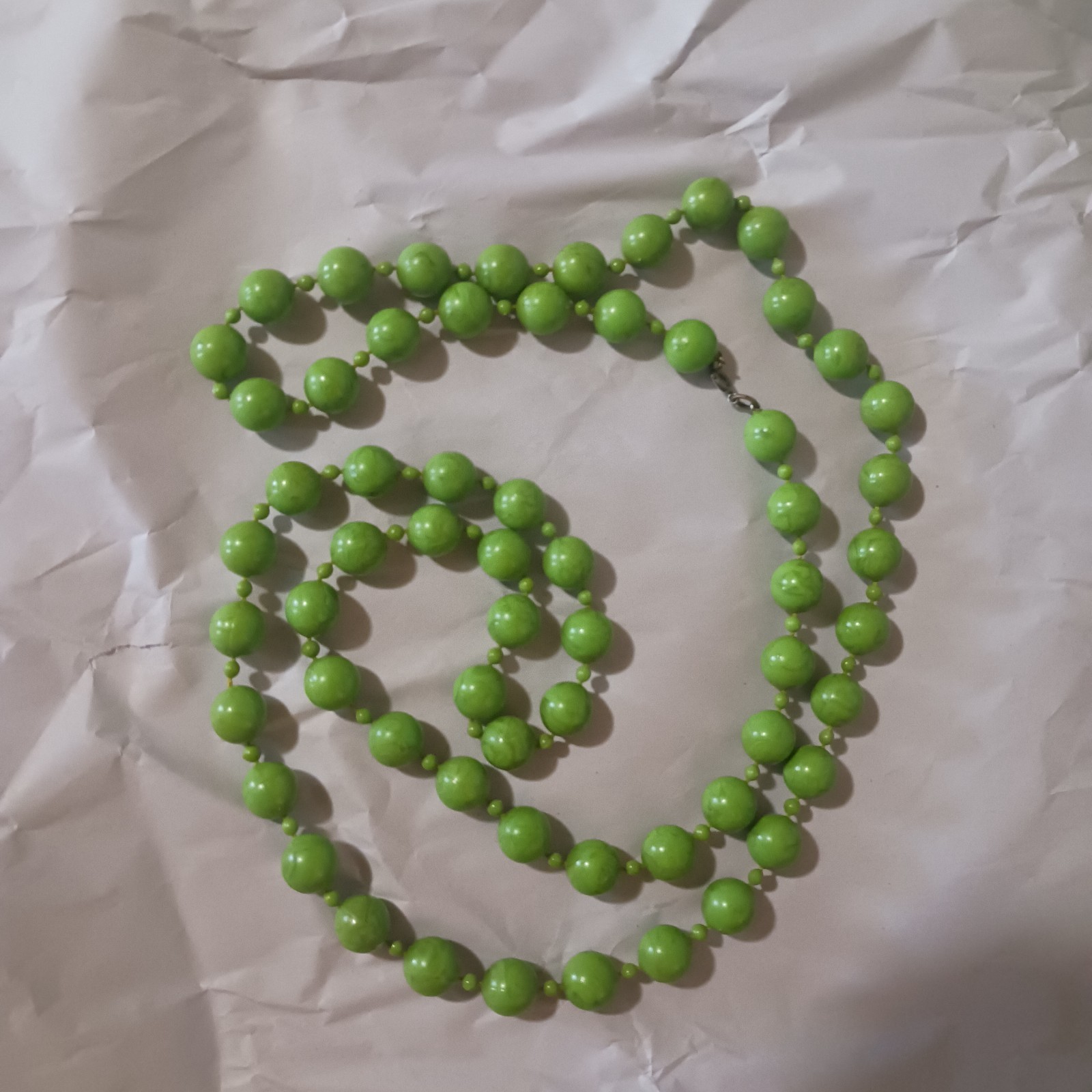Vintage Beaded nevklace. Lovely vivid Green. approximately 52″