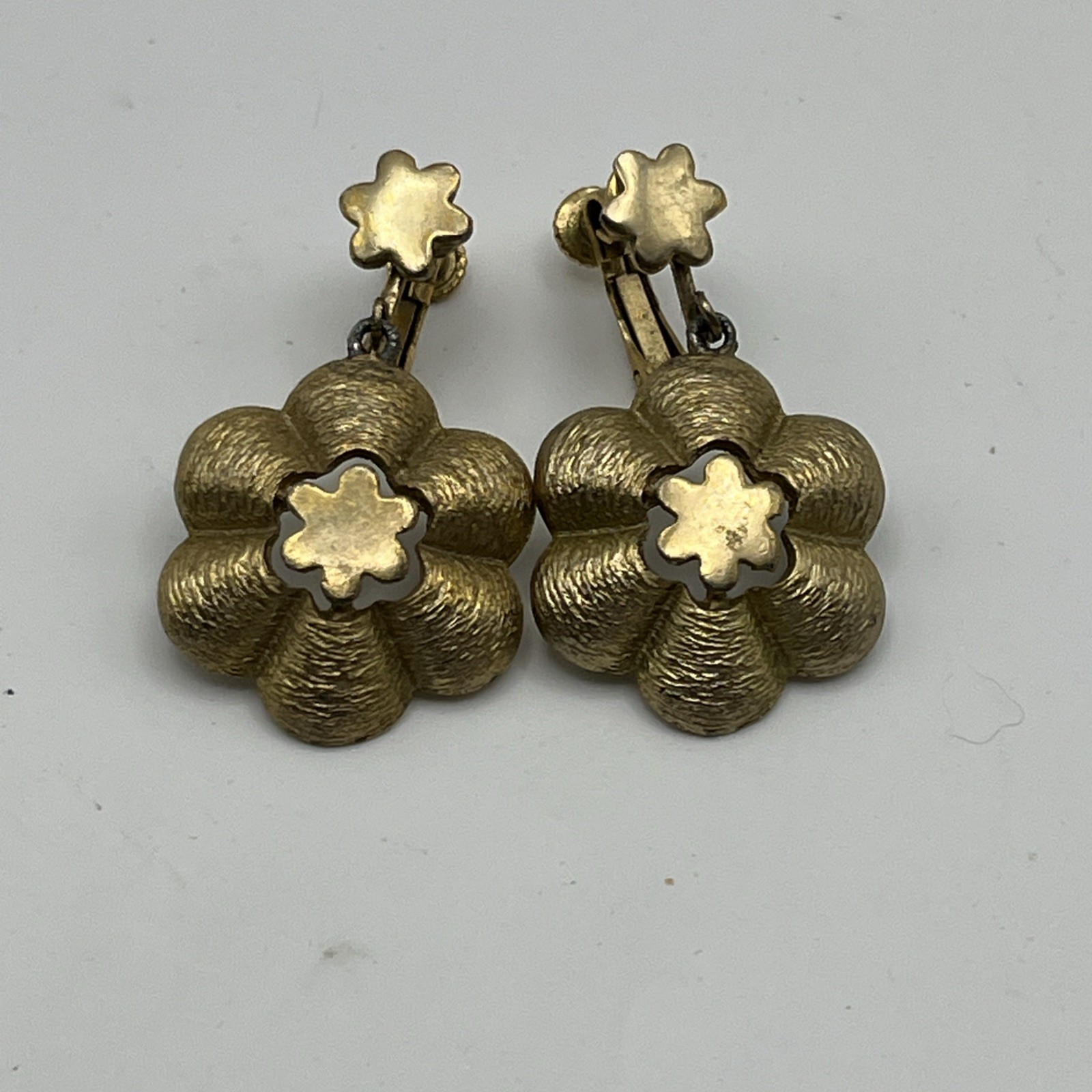 Vintage Beautiful Goldtone Daisy Flower Adjustable Clip On Earrings 1970s