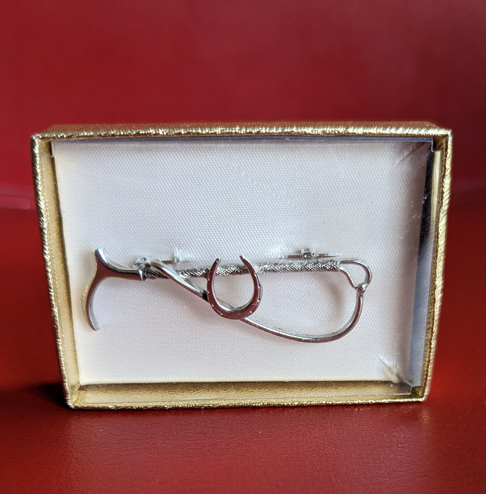 Silver Tone Equestrian Horse Shoe Pin BROOCH Riding Crop Brom P.D. Saddlery MI