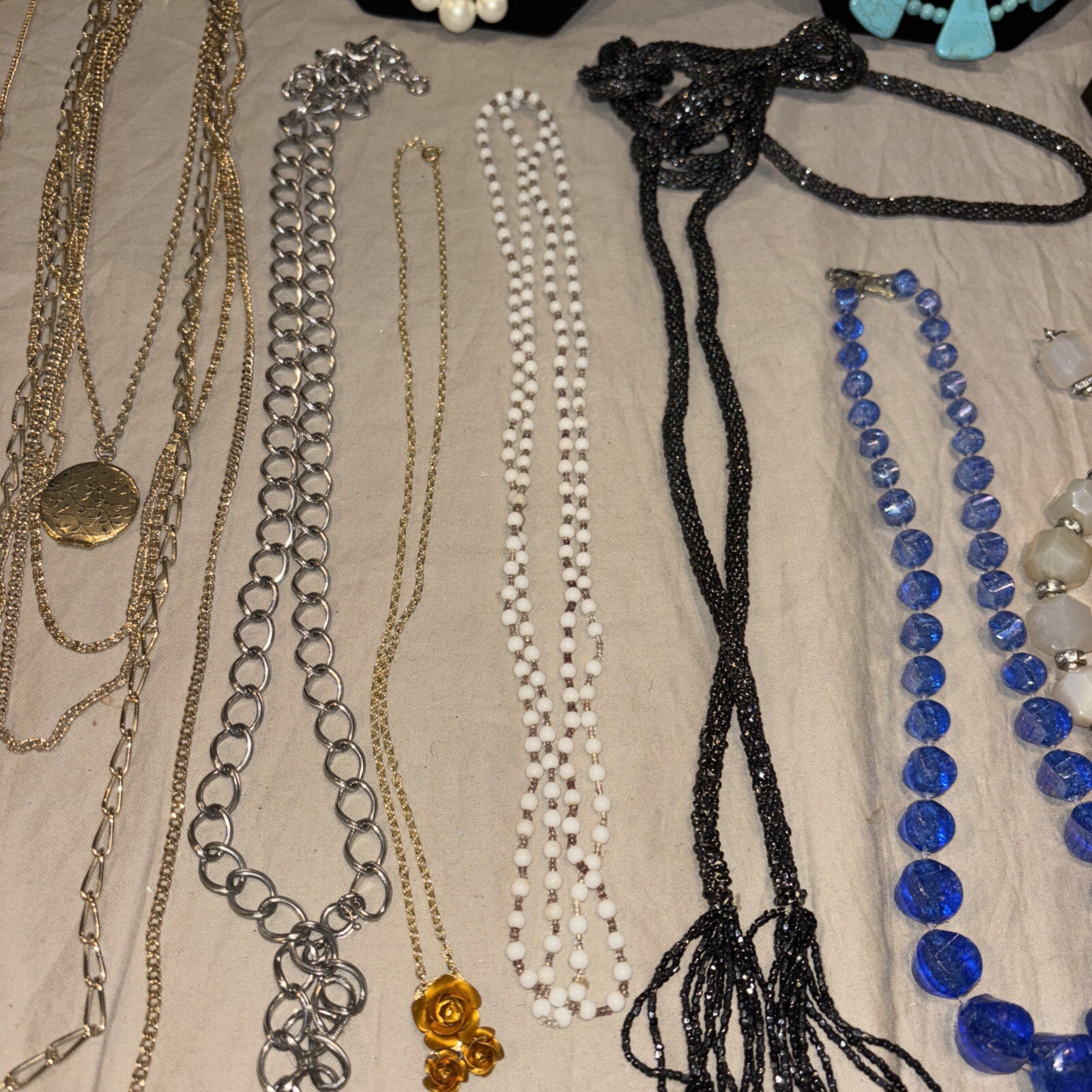 40 PIECE LOT VINTAGE COSTUME JEWELRY: NECKLACES, RINGS, PENDANTS, ETC AUCTION #8