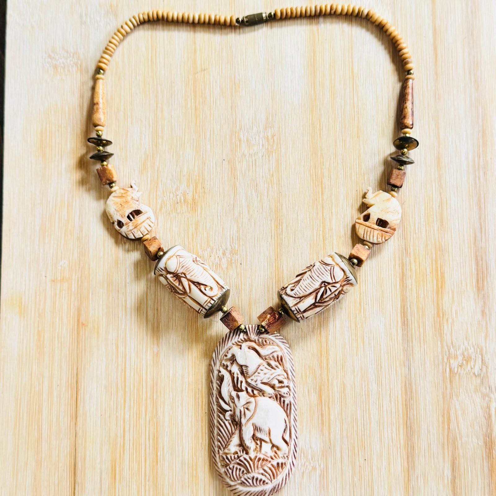 VTG Safari Animal Carved Necklace Massive Statement Retro Boho Indie 70s 21″