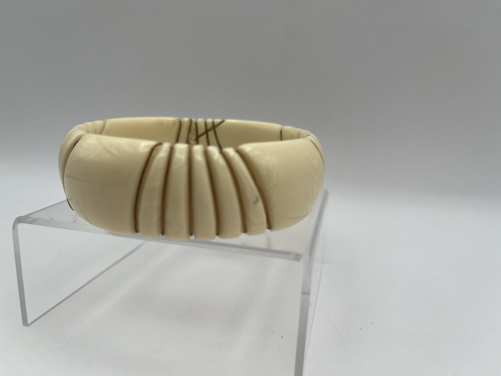 Vtg Carved Resin or Horn Ribbed Bangle Bracelet Ivory in Color with Gold Wire