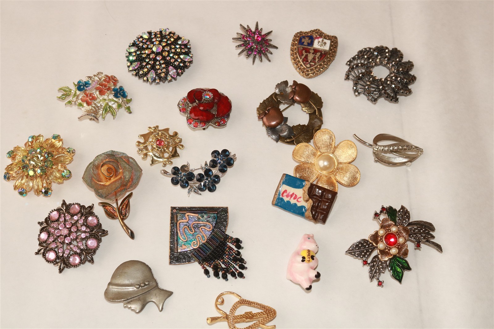 LOT OF 20 DIFFERENT VINTAGE TO MODERN BROOCHES PINS – Lot #4