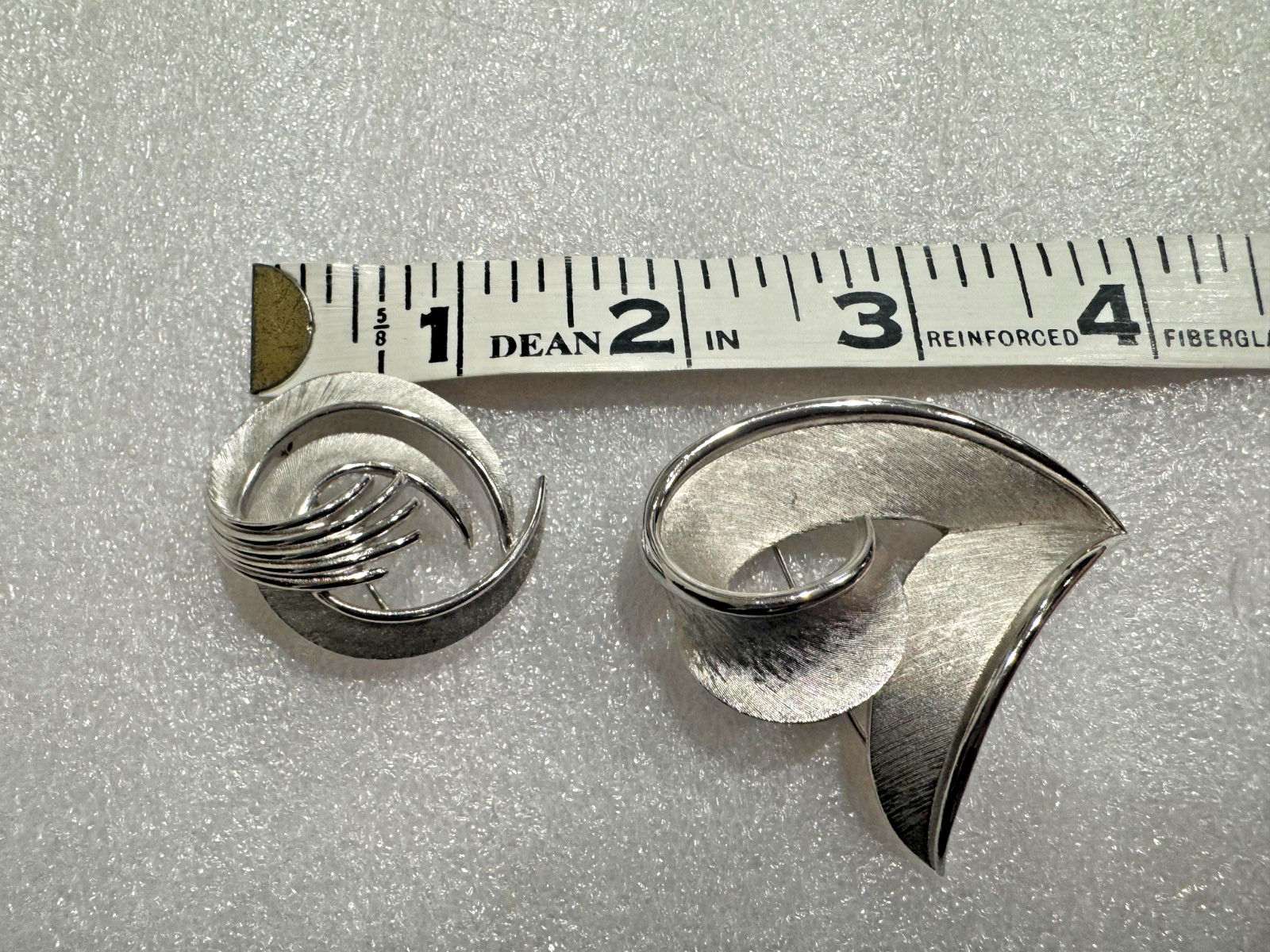 Lot 2 Crown Trifari Brushed Silver Tone Brooch Brooches Swirl Ribbon V Pins