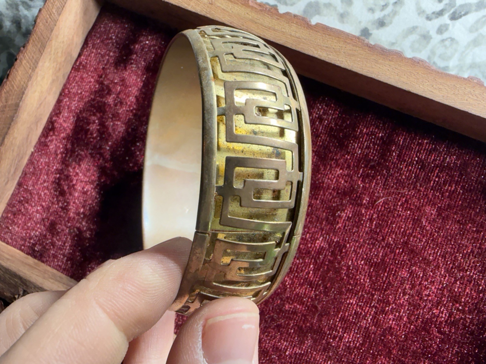 Vintage Hinged Greek Key Cutout Gold Tone Brass Bangle Bracelet 28.78g 1” Wide