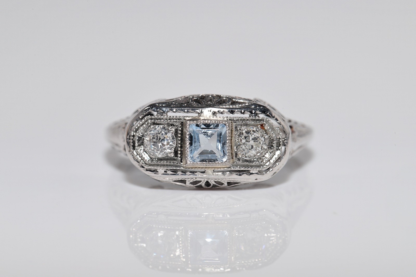 Antique Circa 1920s Art Deco 18k Gold Natural Diamond And Aqua Marine Ring
