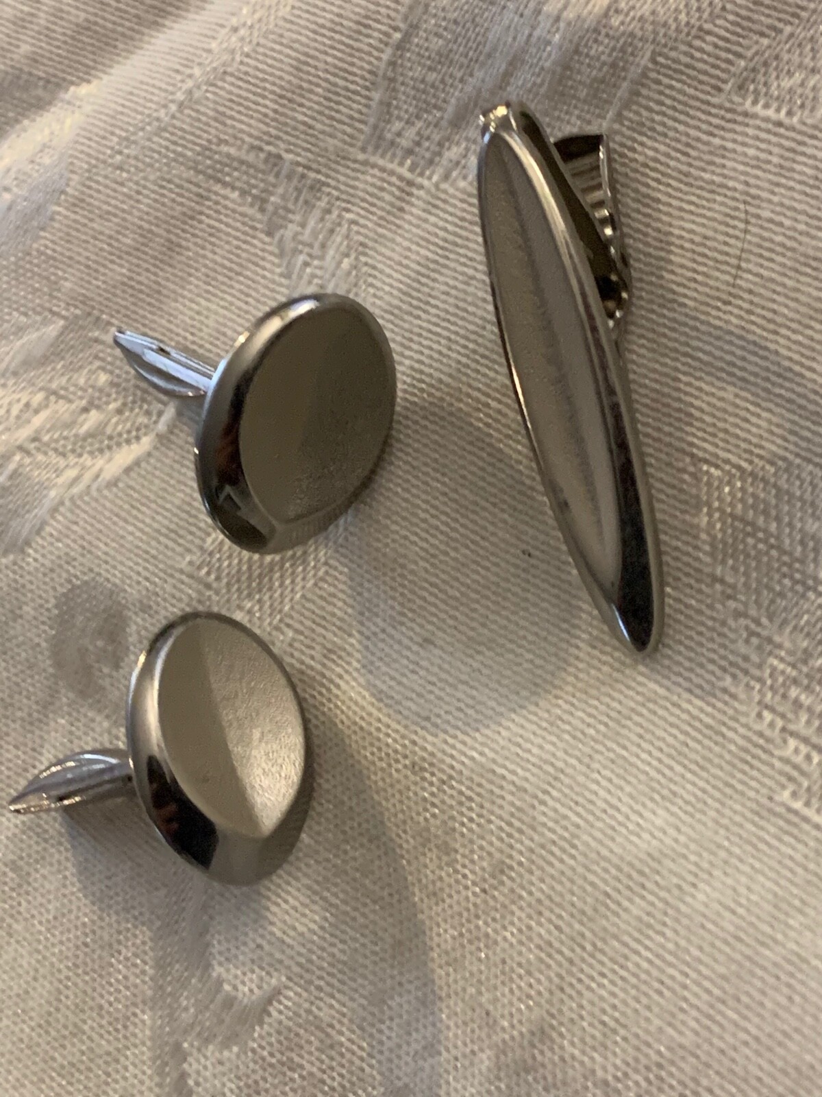 CUFF LINKS & TIE CLIP SILVER COLOR FUN DESIGN GREAT VINTAGE SET 1/2″ & 1 1/2″