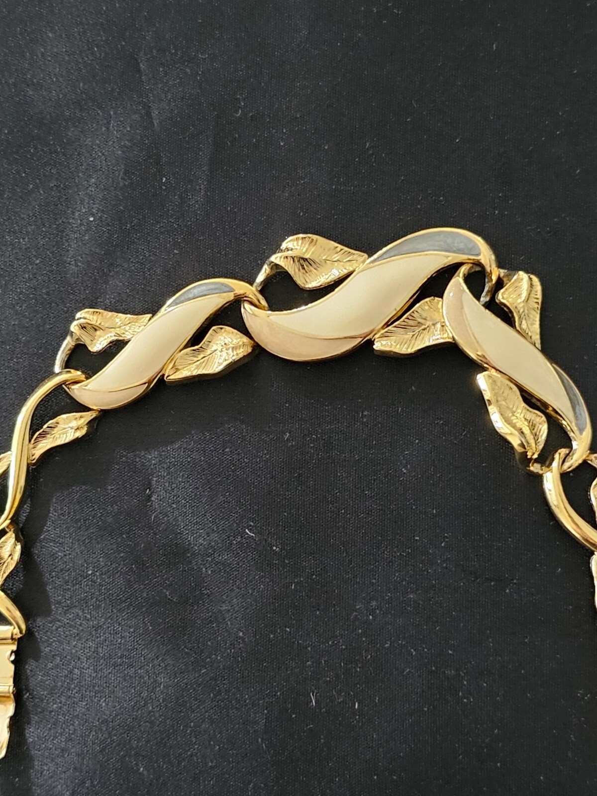TRIFARI women bracelet gold tone and ivory color and in excellent condition.