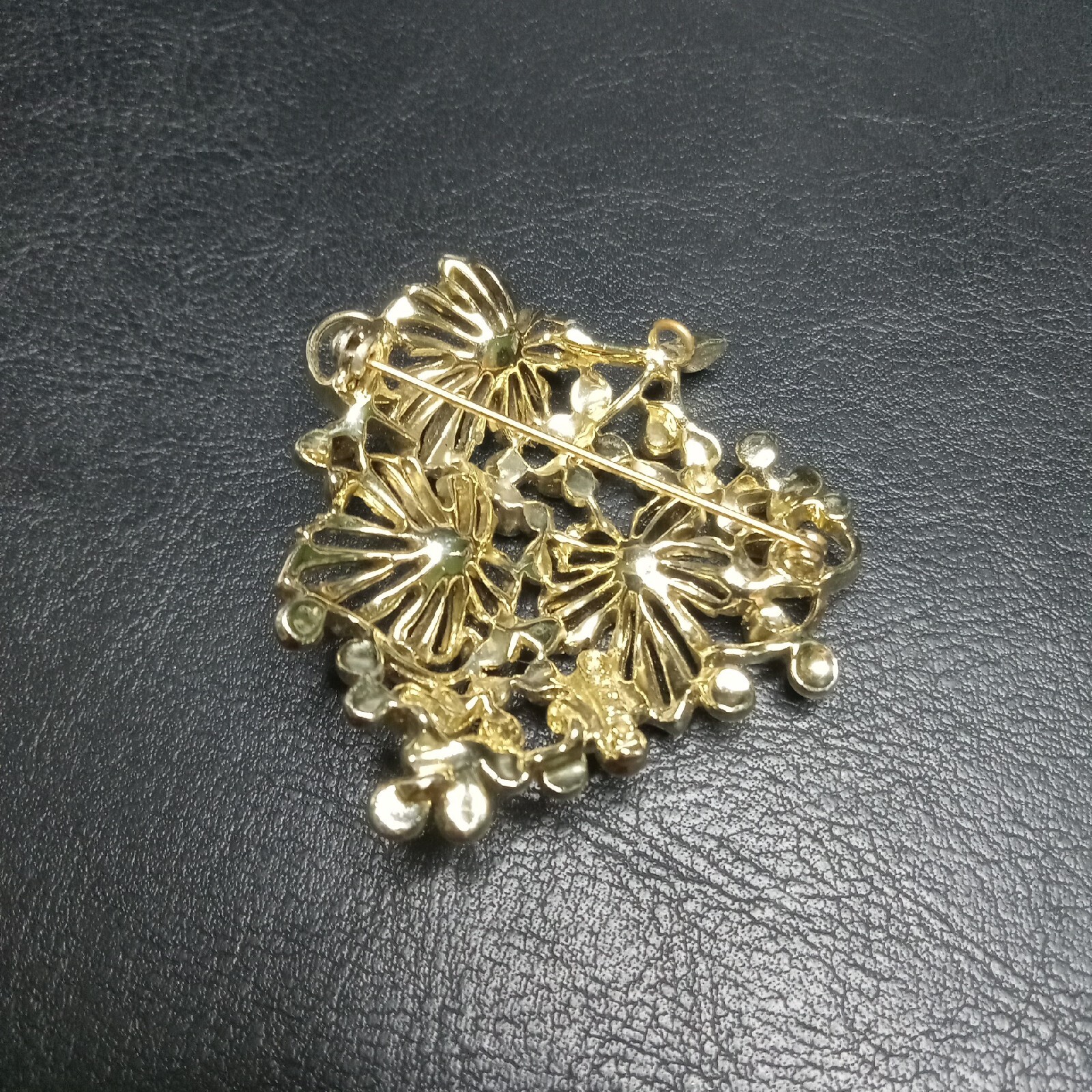 Vintage SARAH COVENTRY Bunch Of Grapes Black Enamel Leaf Brooch. 8496