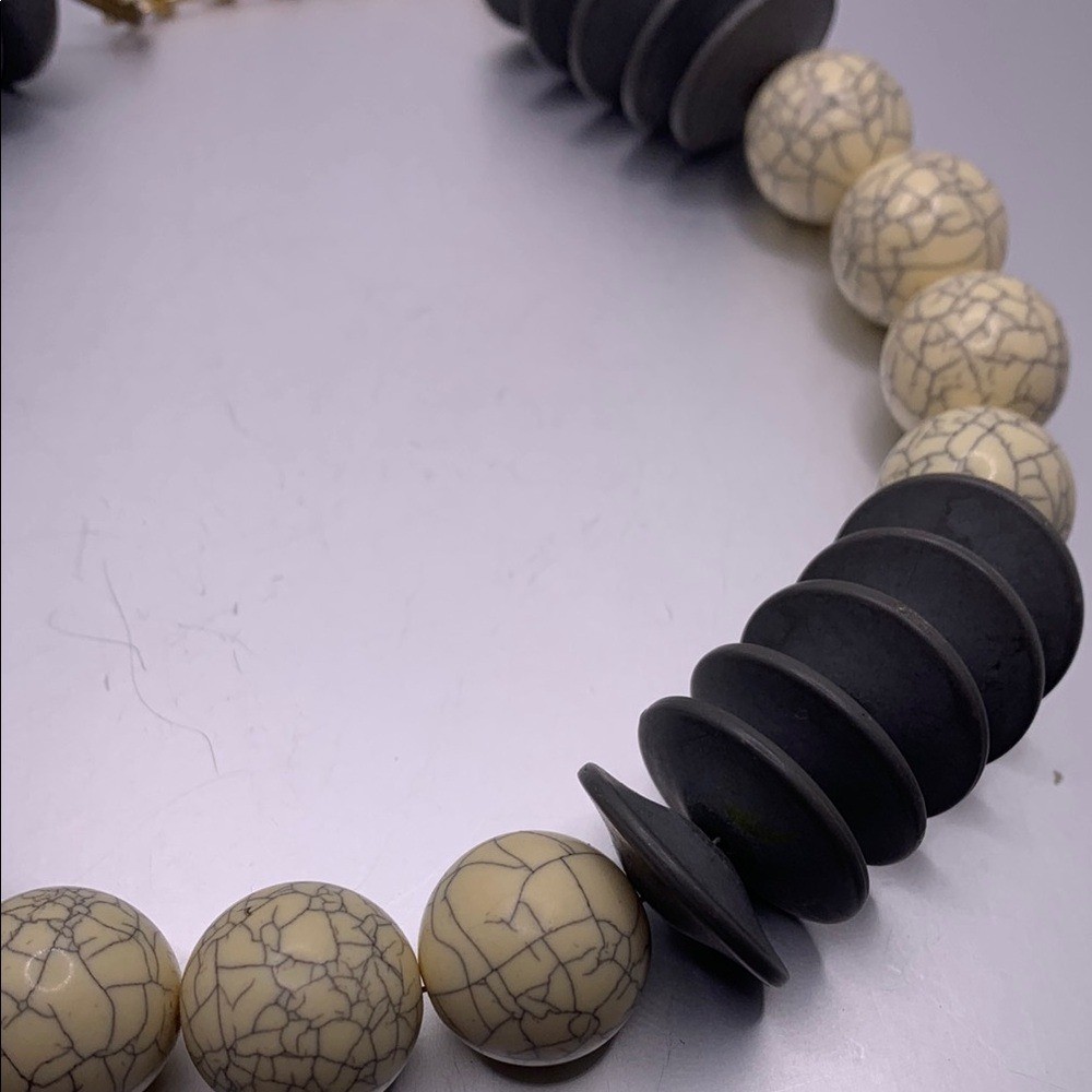 Vintage Chunky Gray and Cream Beaded Necklace 16″ Gold Tone Hook Clasp