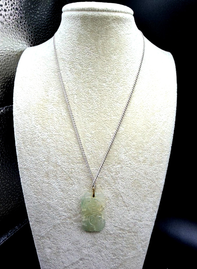 VINTAGE GREEN CARVED JADE PENDANT 17″ SILVER CHAIN