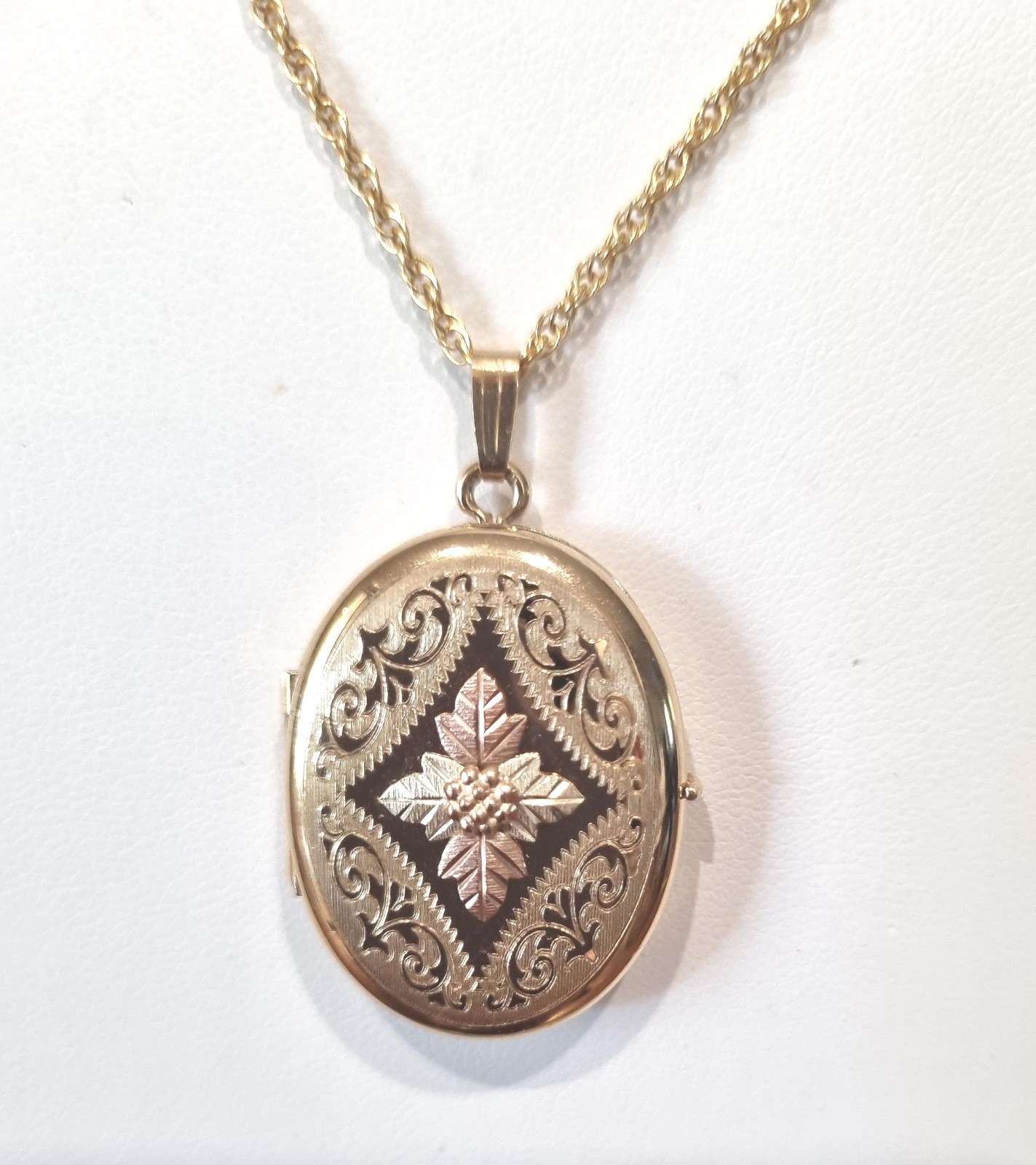 Vintage 14k Gold Fill Locket Black Hills 10k 12k Gold 4 Photo USA made See video