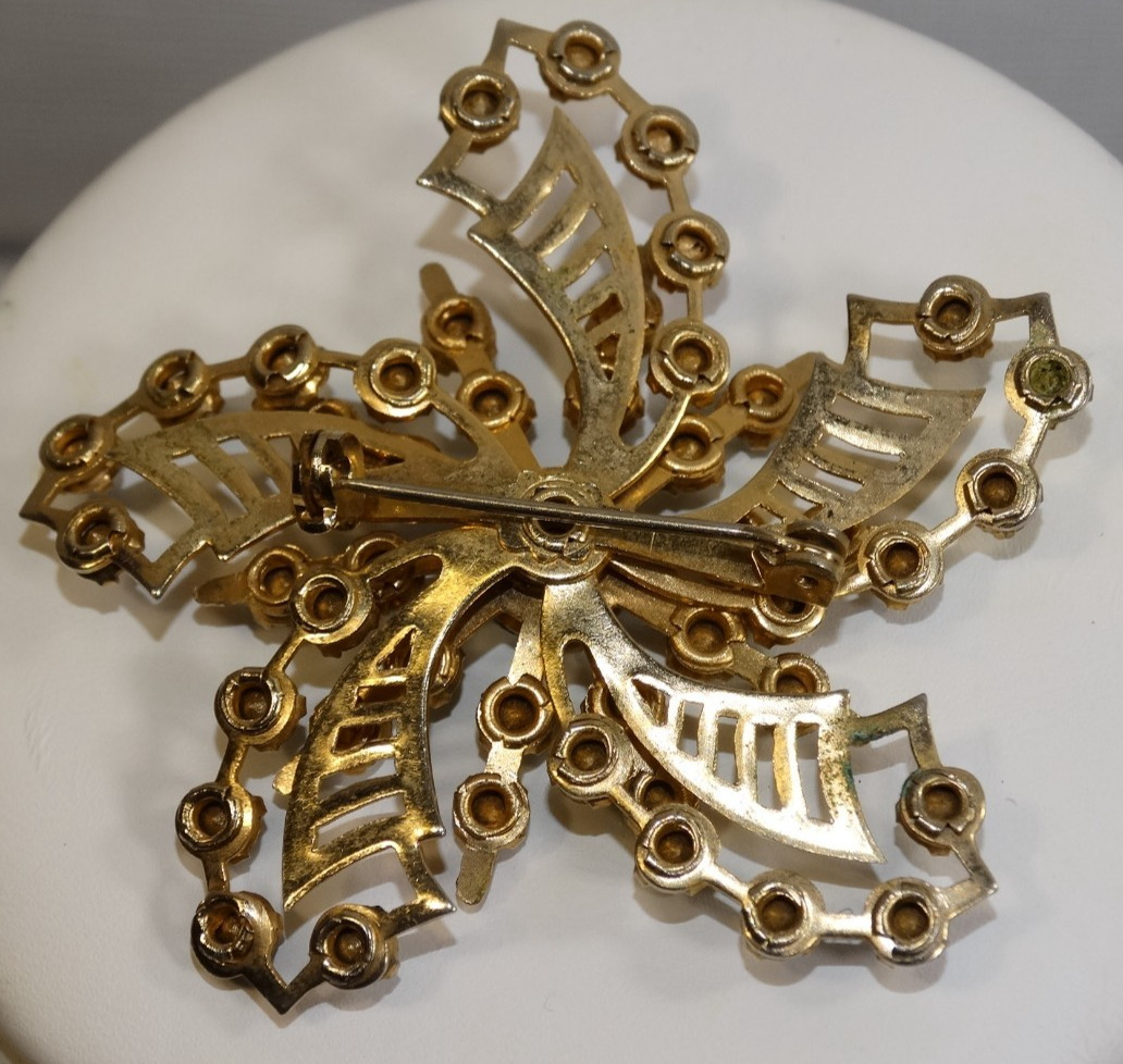 A11 VINTAGE RHINESTONE BROOCH PINWHEEL AQUA BLUE STONES GOLD METAL UNSIGNED