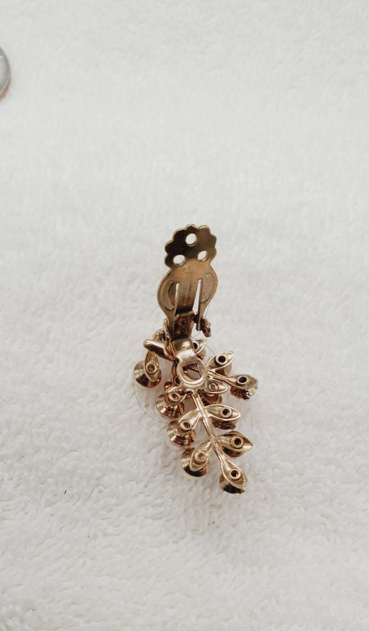 Vintage Pink stone and Faux Pearl Gold tone Huggie Earrings 1.25″ pl02