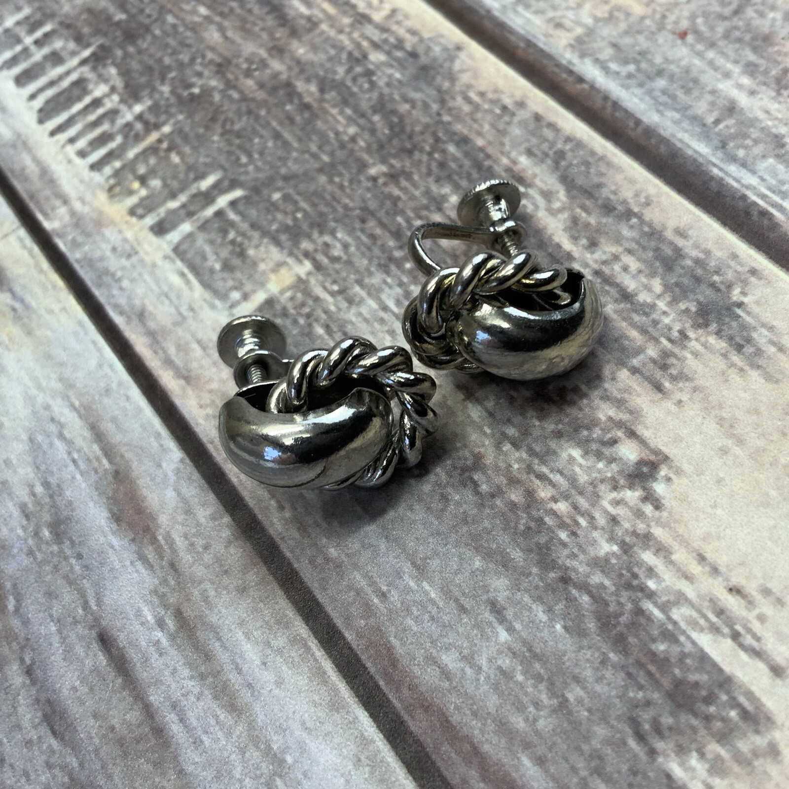 Classic vintage 60s screw back knot earrings in silver tone metal