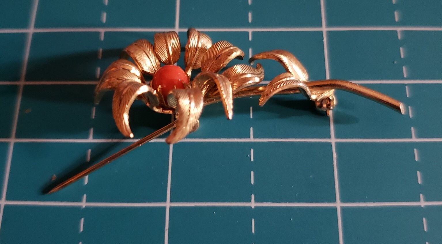 Gold Tone Flower Coral Stone(?) Center Fall Floral Autumn Pin Brooch