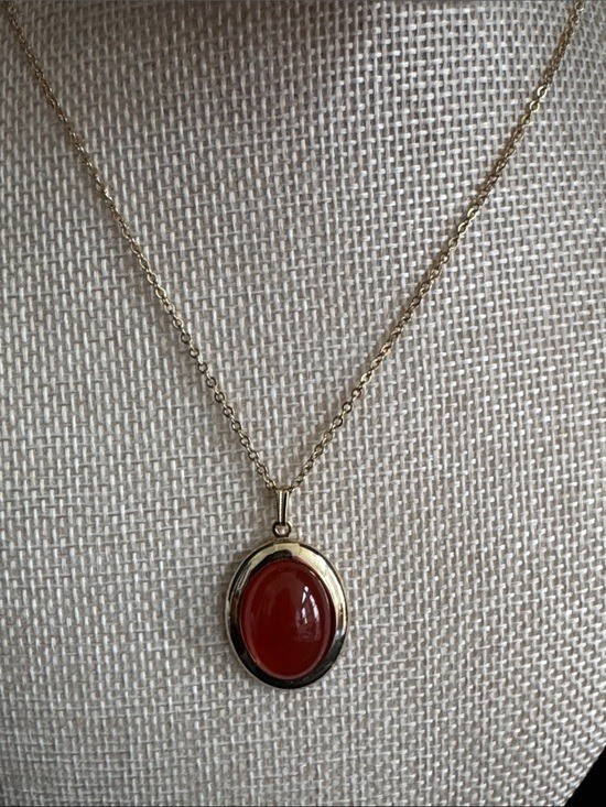 VTG Sarah Coventry Faux Carnelian Cabochon Pendant Necklace Gold-Tone