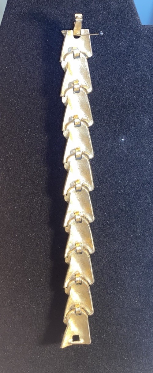 Vintage Trifari Gold Tone Ribbon Bracelet Unique