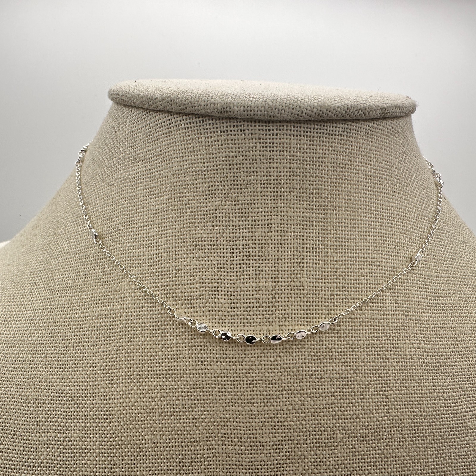 Vintage Y2K Minimalist Silver Tone Dainty Chain Necklace Women’s Classic Jewelry