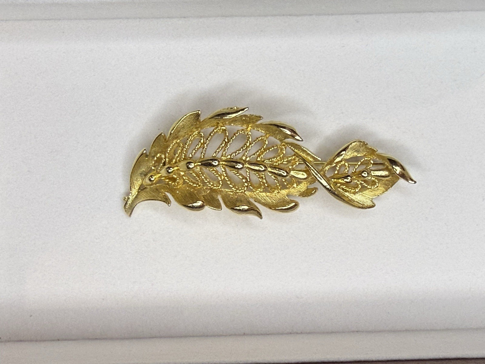 🔥Vintage Lisner Brooch Pin Textured Gold Tone Signed