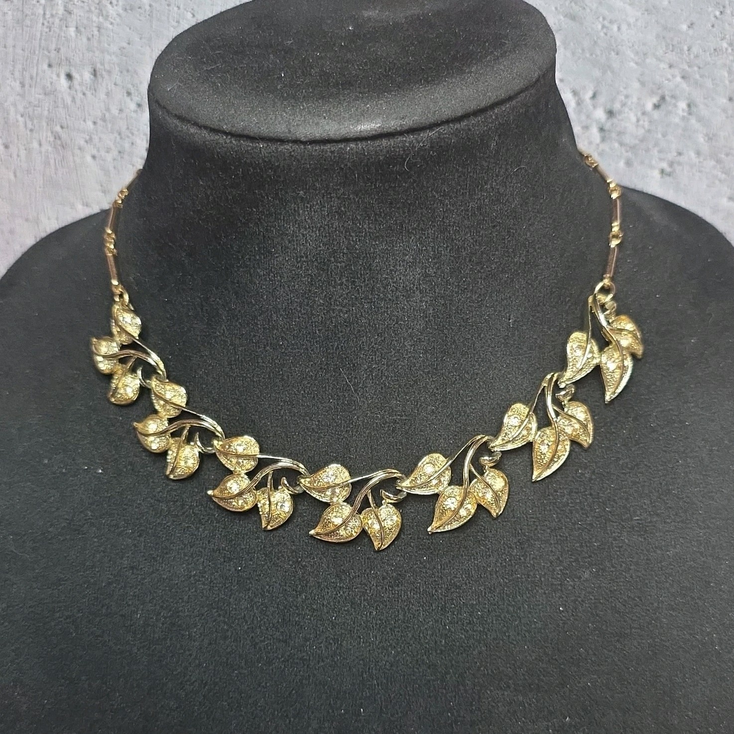 Gold Tone Leaf Motif Choker Necklace with Bar Link Chain and Hook Closure