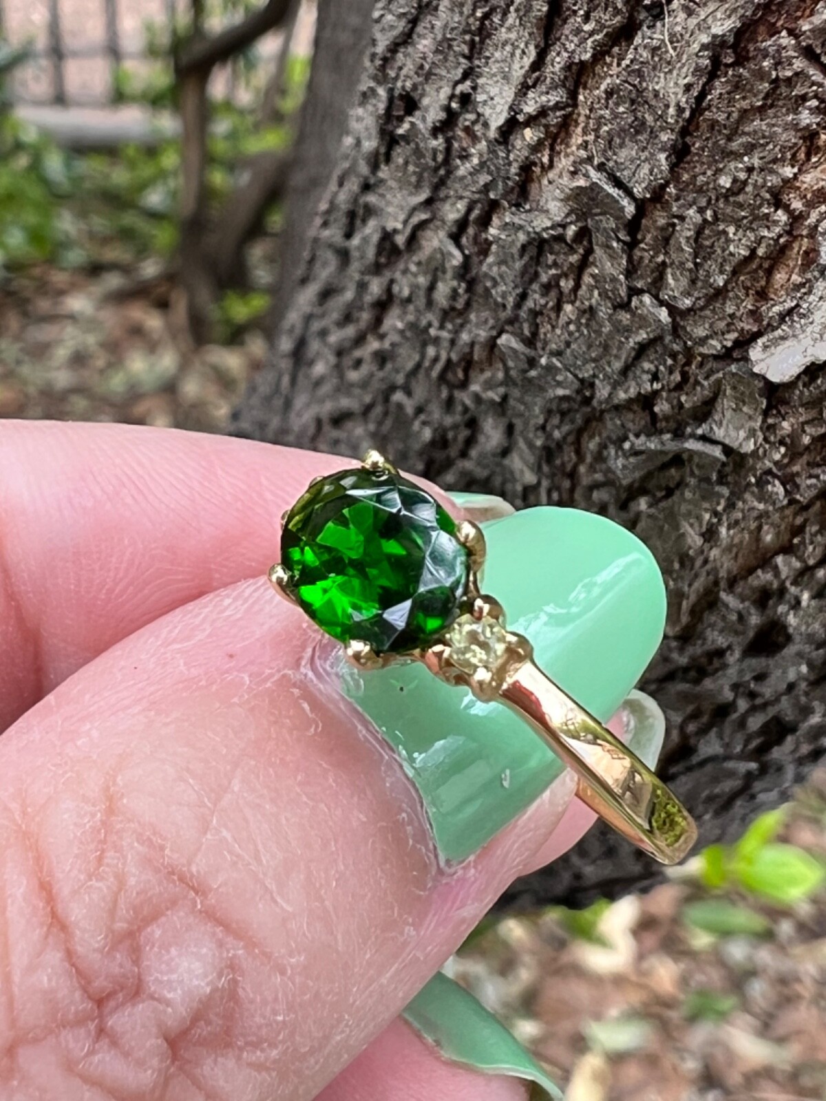 VINTAGE 14K GOLD OVAL EAST WEST SET DESIGN DIOPSIDE VIVID GREEN TOURMALINE RING