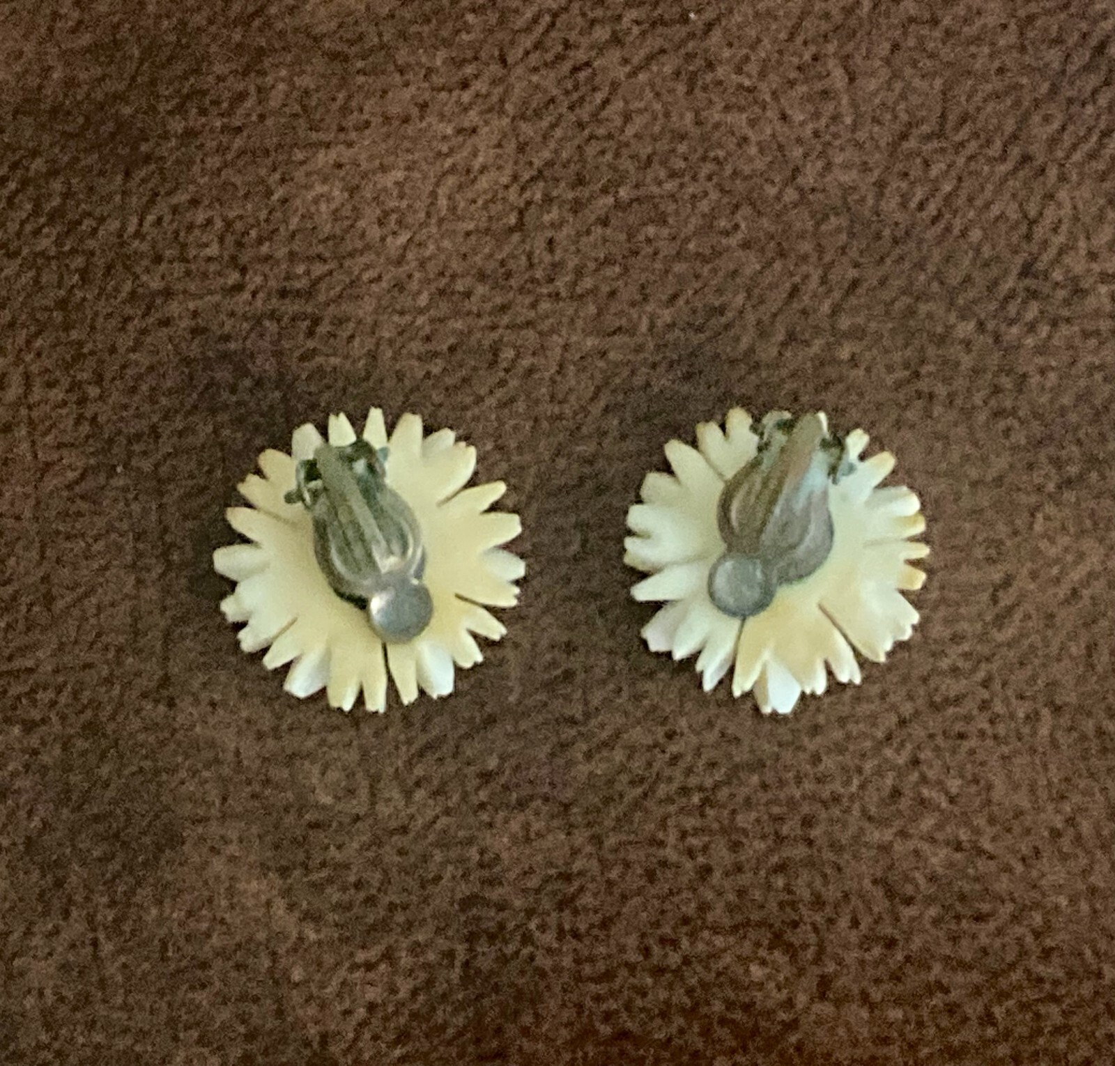 Vintage Daisy Flower Earrings Clip On White Yellow Retro Floral Jewelry