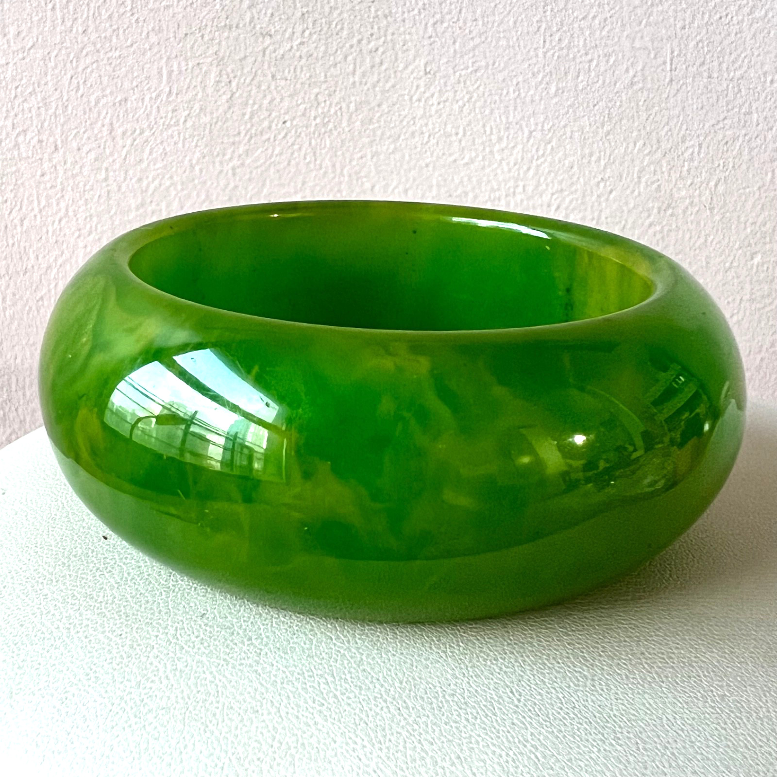 VINTAGE VIVID MARBLED KELLY GREEN BAKELITE FAT DONUT WIDE BANGLE BRACELET UNIQUE