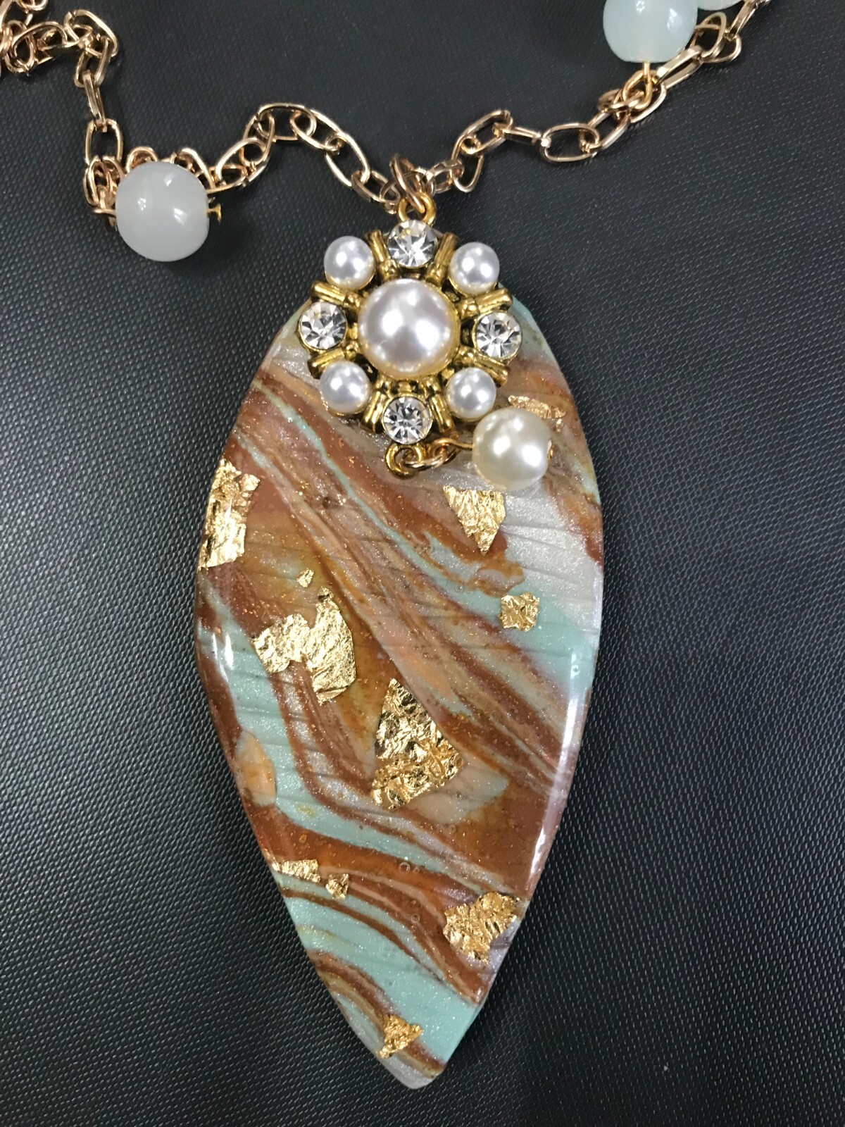 GOLD & BROWN TEARDROP SHAPE PENDANT NECKLACE WITH GOLD TONE PAPERCLIP CHAIN