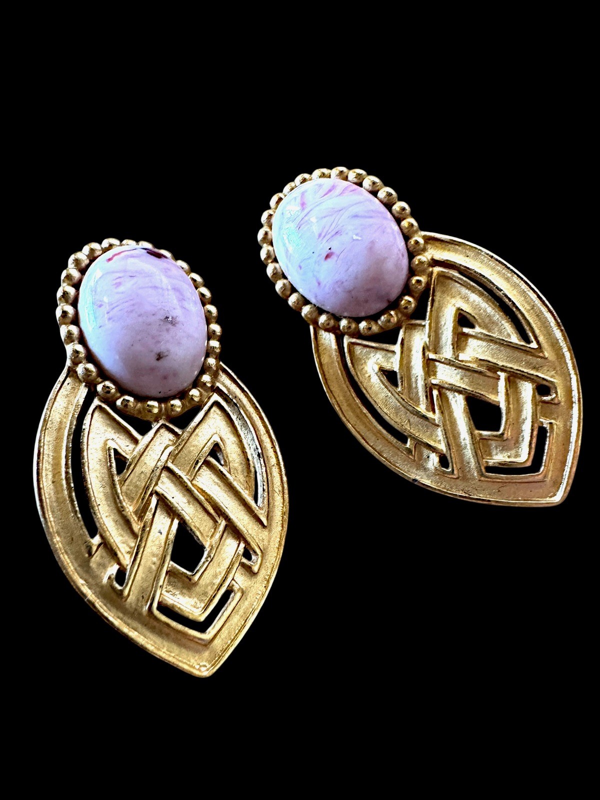 RARE MONET GOLD-TONE FINISH PINK PURPLE CABOCHON CELTIC KNOT PIERCED EARRINGS