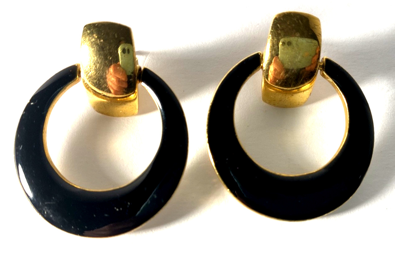 Vintage Avon Chic Knocker Gold Tone Reversible Enamel Black Cream Earrings Stud