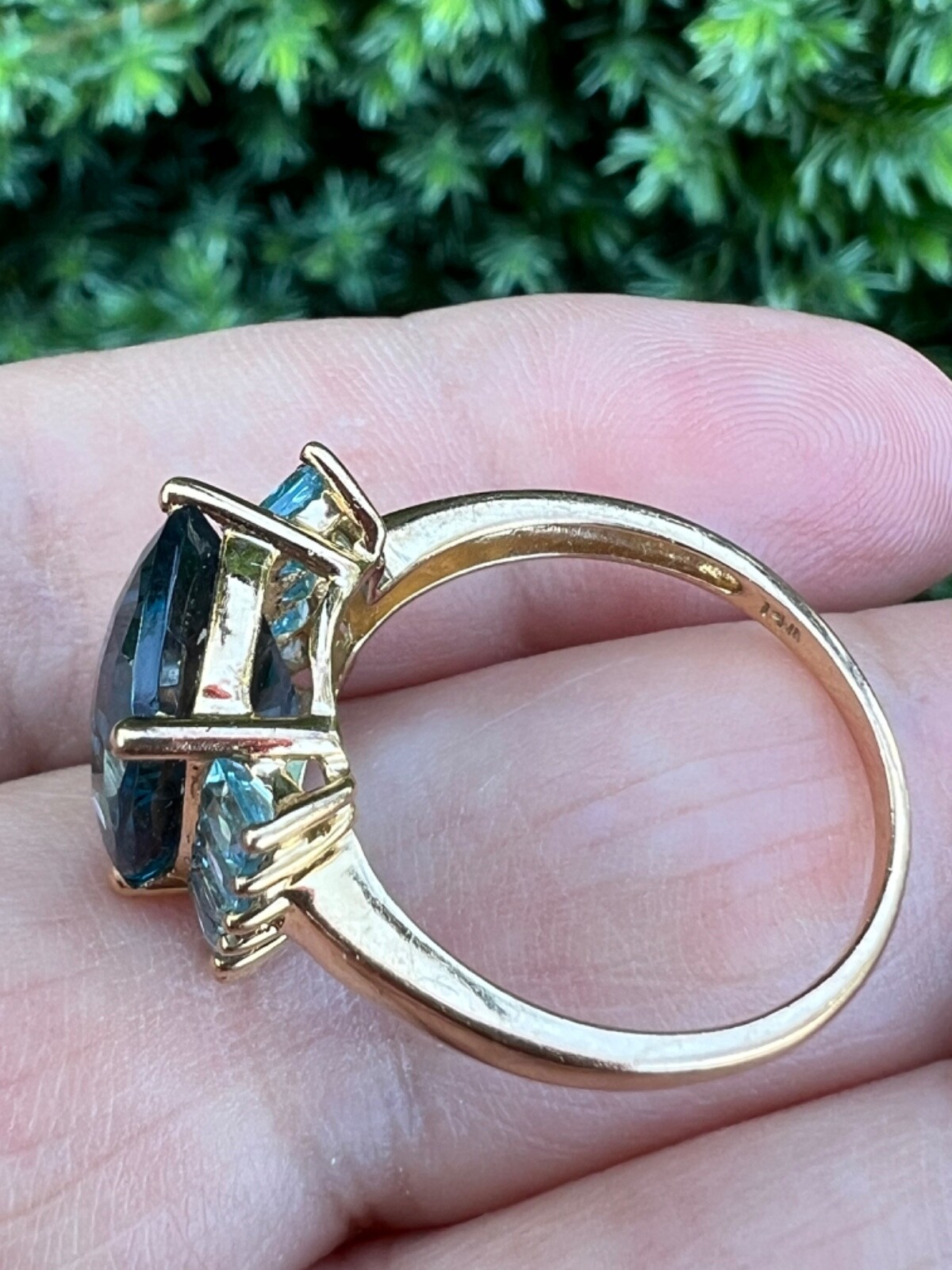 VINTAGE 14K GOLD FACETED DEEP TEAL LONDON BLUE AND LIGHT SWISS BLUE TOPAZ RING