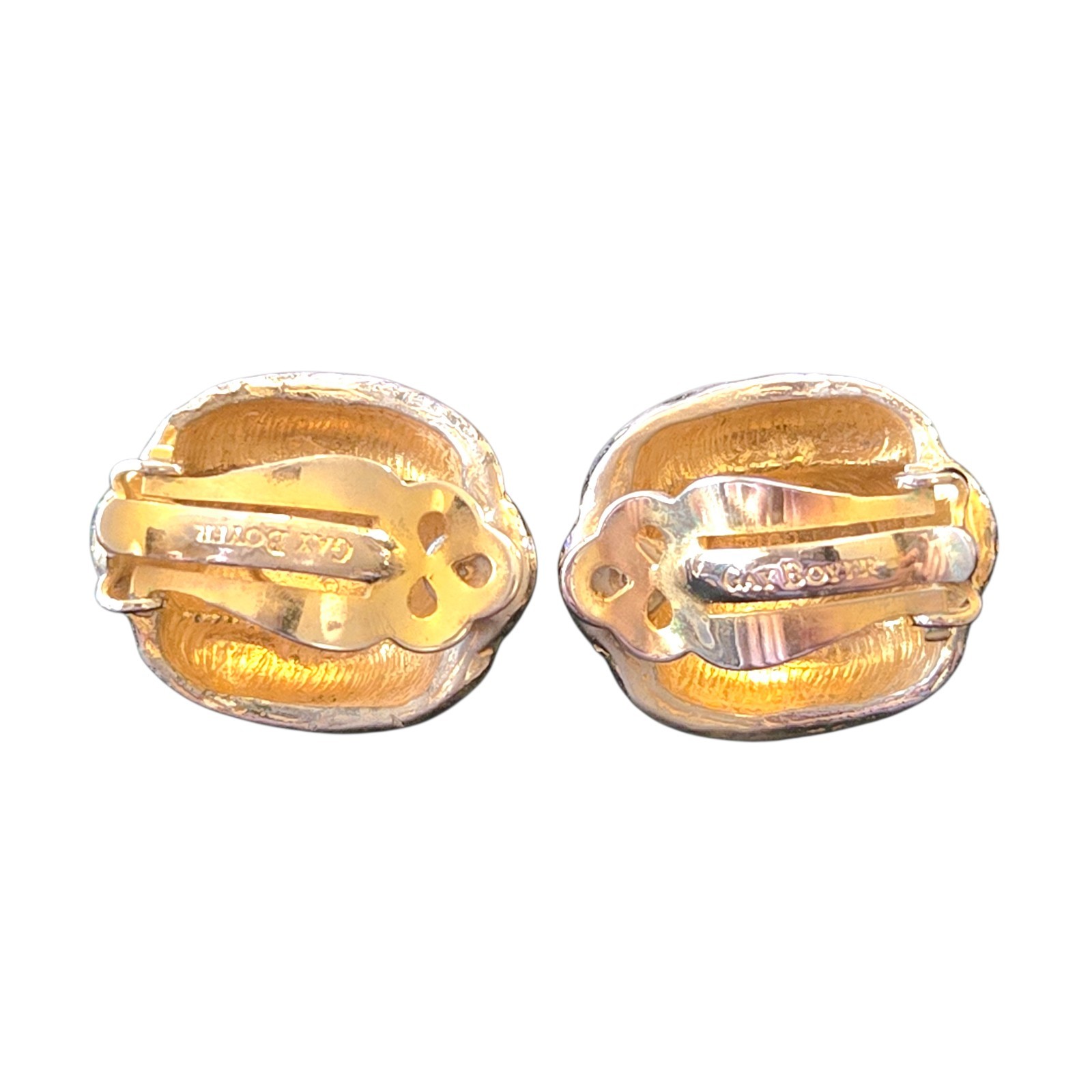Gay Boyer Signed VTG 1980s Hammered Domed Gold Tone Clip On Earrings 0.75″X0.75″