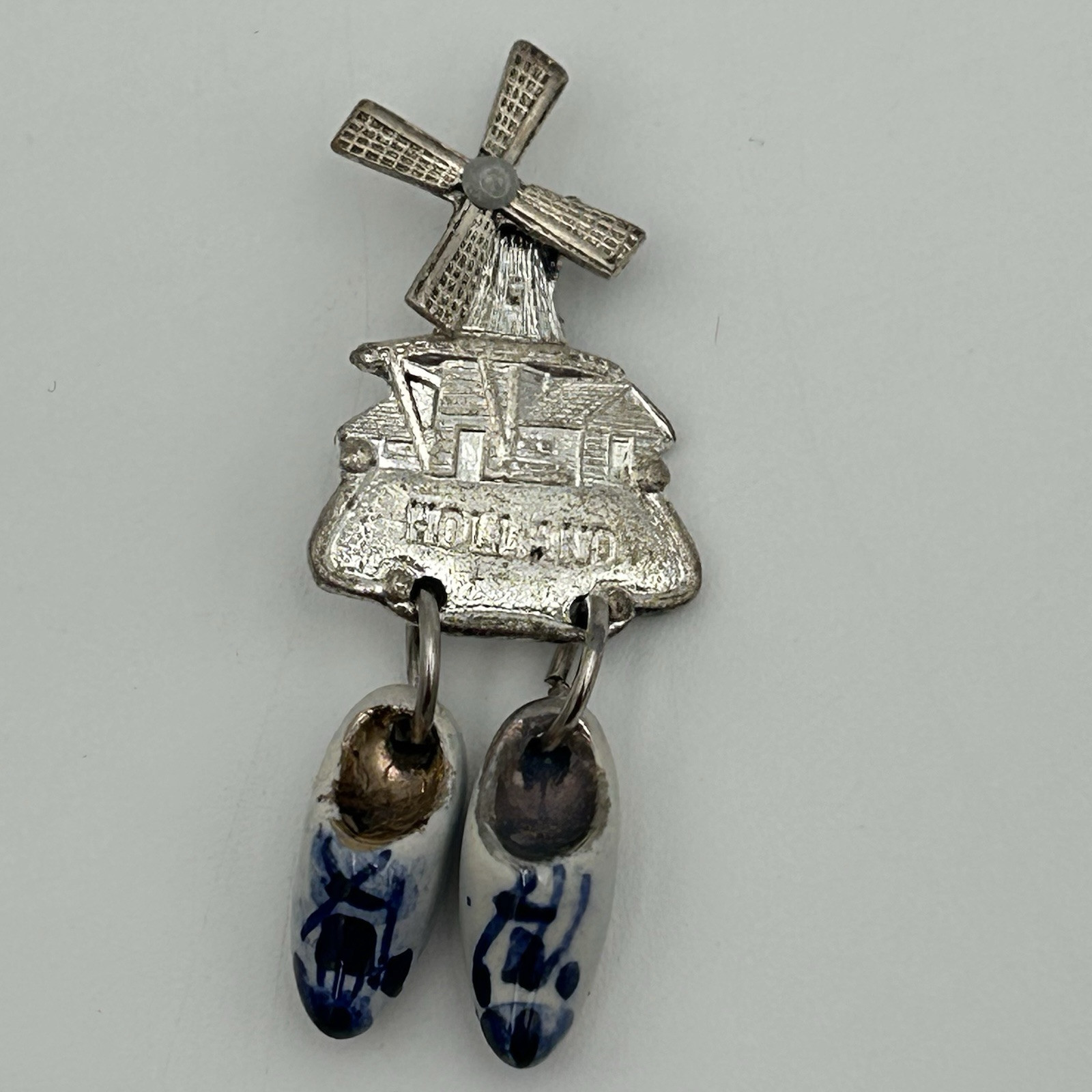 VINTAGE WINDMILL & DANGLING DELFT BLUE DESIGN WOODEN SHOES PEWTER TONE BROOCH