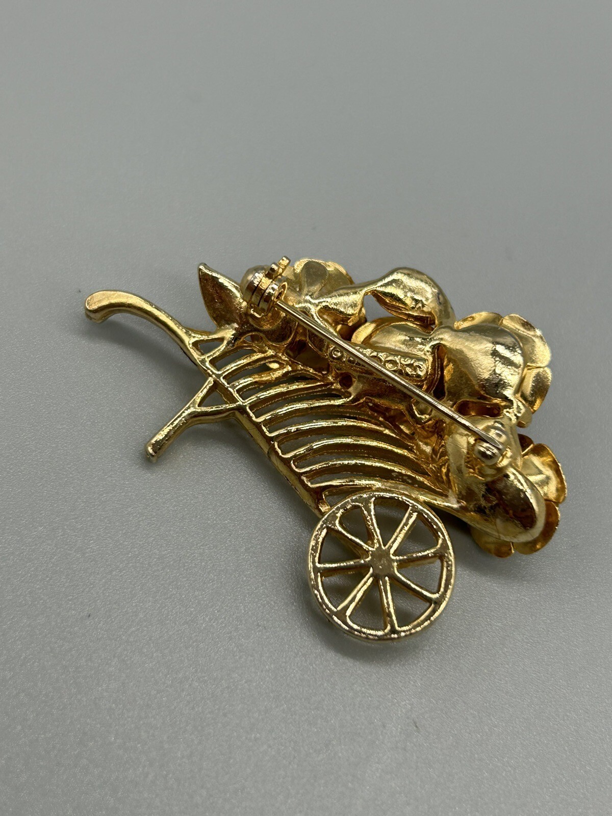 Brooks Textured Flowers Rose Bouquet Wheelbarrow Gold Tone Brooch Pin