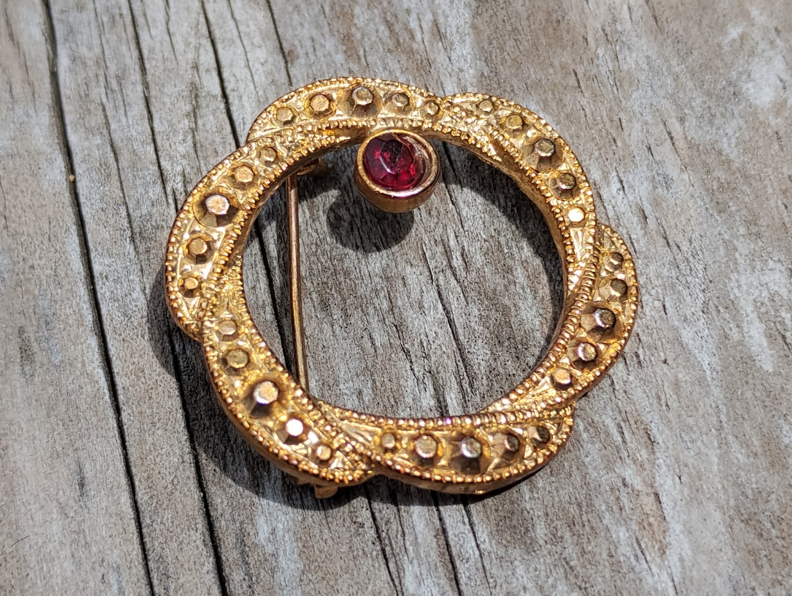 VINTAGE SCATTER PIN GOLD TONE W/ RED STONE 1.25″ Diameter It Goes W/ Everything