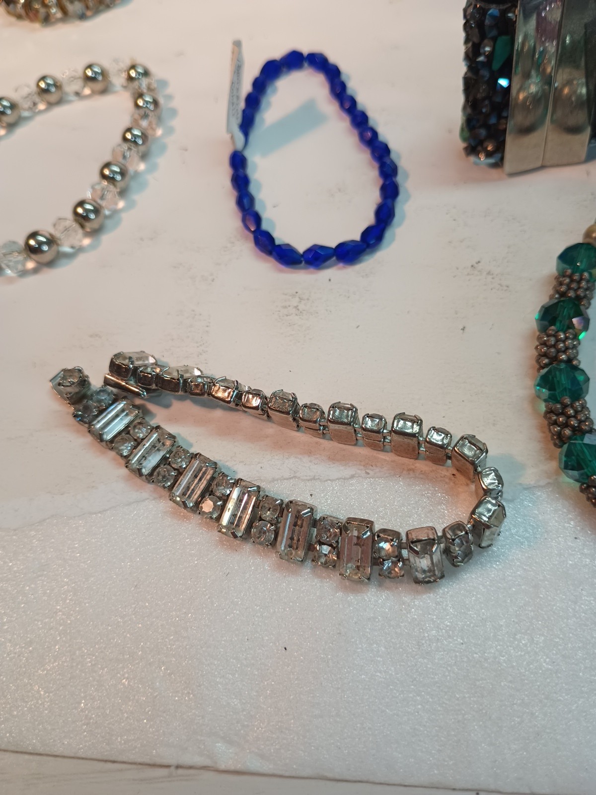 (1) Pre-owned Vintage Amazing 22 Costume Jewelry Pieces Not Sure If Some Might