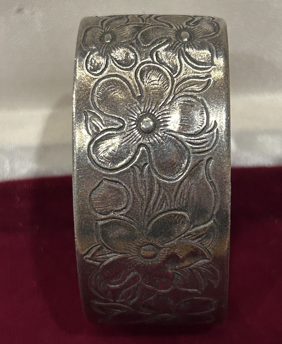 Vtg Salisbury Pewter Etched Floral Violets Pewter Cuff Bracelet “February” Sz M