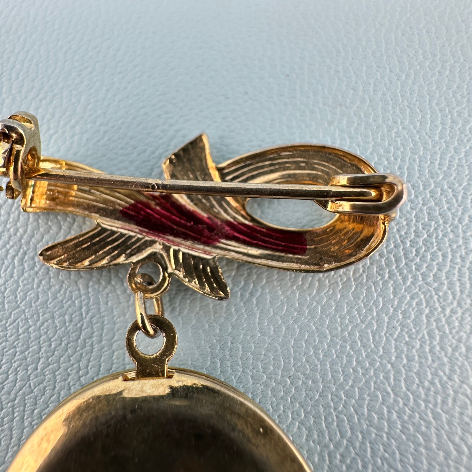 Vintage Photo Locket Brooch Pin Gold Tone Etched Stripe Dangle Bow Ribbon 1.75″