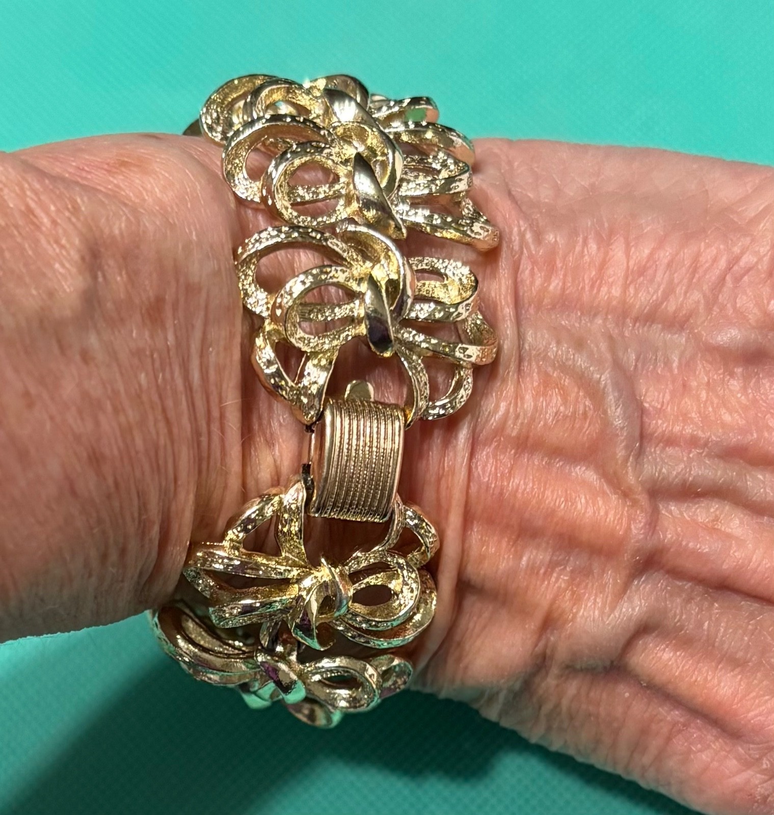 Coro Pegasus Bracelet Vtg Gold Tone Textured Bows Ribbons Design Approx 7 Inches