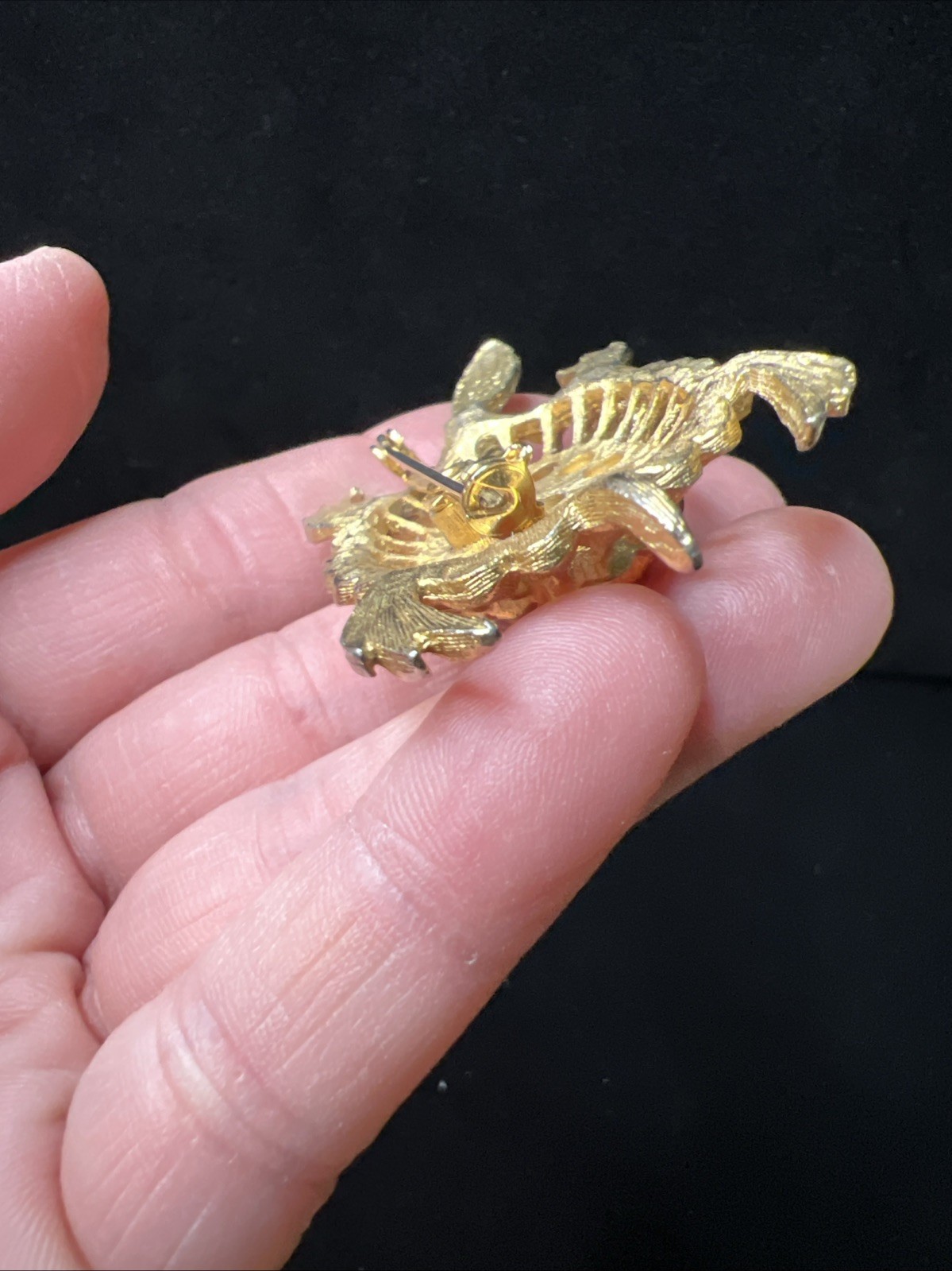 Vintage Turtle Brooch Gold Tone Foil Art Glass Cabochon Red Iridescent Pin
